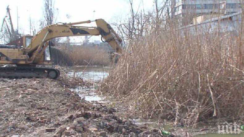 Почистват канала между езерото Вая и морето