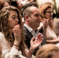 ФОТО БОМБА! Президентът Радев загърби Генерал Деси, заведе Дарина на театър