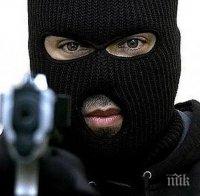 ЕКШЪН! Мъж с маска и пистолет опита да обере търговски обект в Пловдив