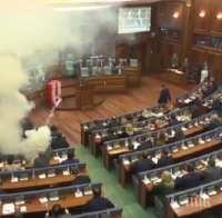 Балкански страсти! Сълзотворен газ в косовския парламент заради споразумението за границата с Черна гора