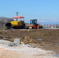 Пукнатини препънаха строителите на Асеновградско шосе, областният на Пловдив категоричен: Ще приключим предсрочно!