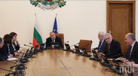 извънредно съвещание борисов събра министрите нареди дупките пътищата оправят стенограма видео