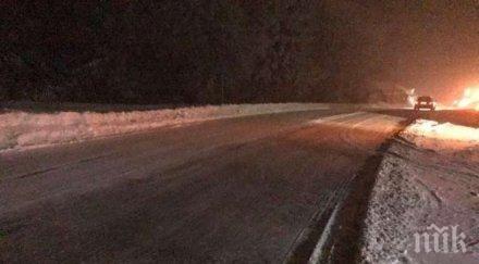 сняг натрупа петрохан спешно опесъчават пътя