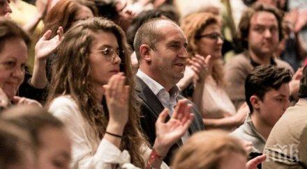 фото бомба президентът радев загърби генерал деси заведе дарина театър