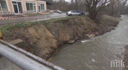 напрежение овча купел жители протестират неукрепен мост река владайска