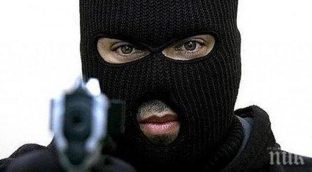 екшън мъж маска пистолет опита обере търговски обект пловдив