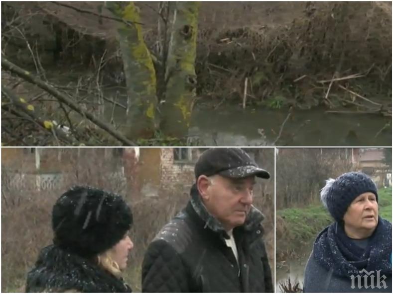 Страх и безсънна нощ в село Дебелт! Водата стигна до дворовете на хората