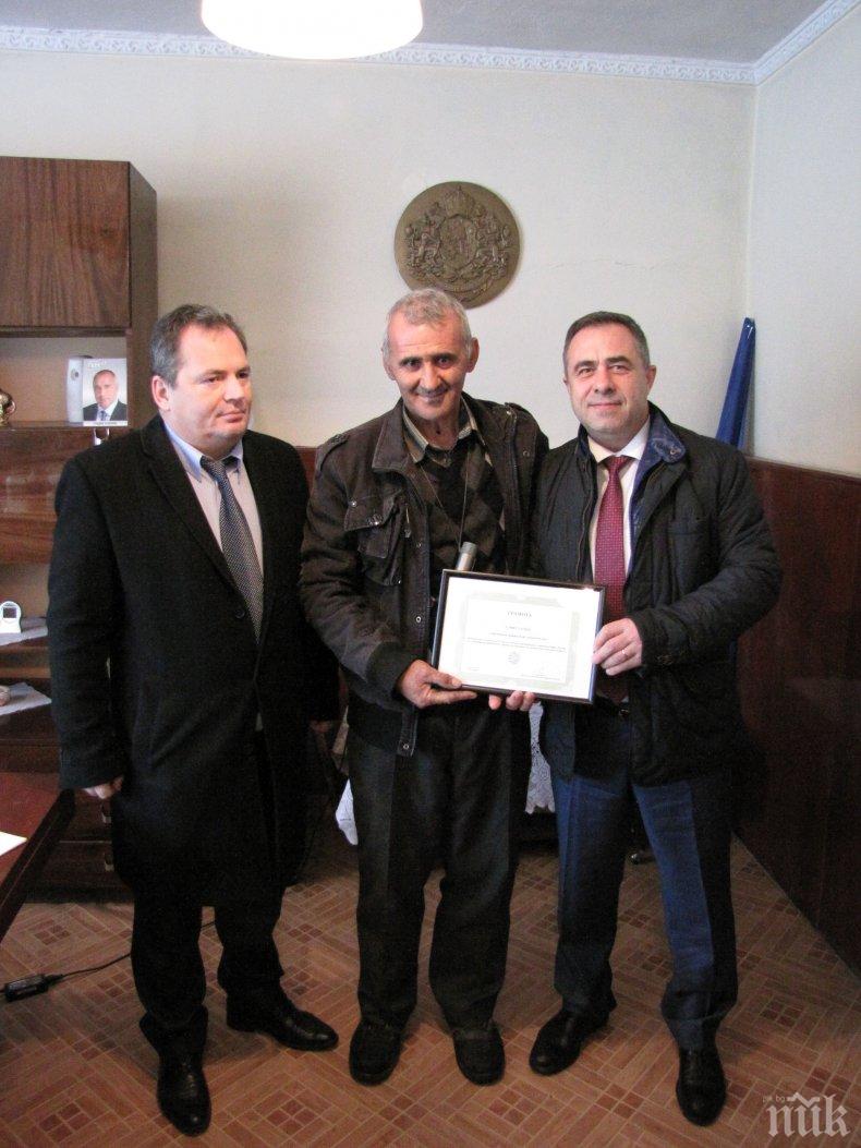 Екоминистерството дари бездимна печка на спасителя на щъркелите Сафет Халид (СНИМКИ)