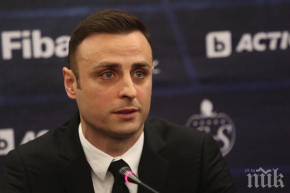 НОВО АМПЛОА! Бербатов става моден диктатор, шие шапки и бельо 