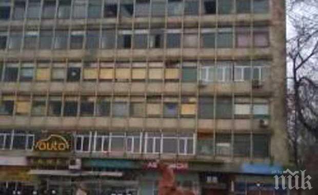 УЖАС! Стъкла летяха от горните етажи на пустеещия Битов комбинат в Перник