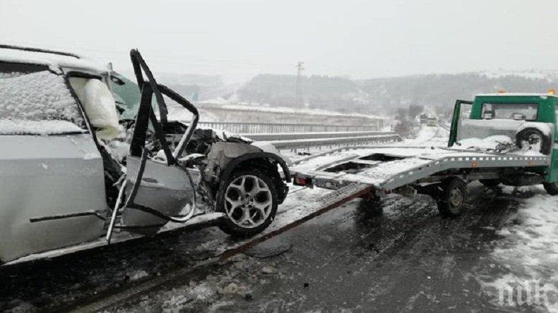 Къде са снегорините? Снегът предизвика опашки и инциденти на пътя за Гърция (СНИМКИ)