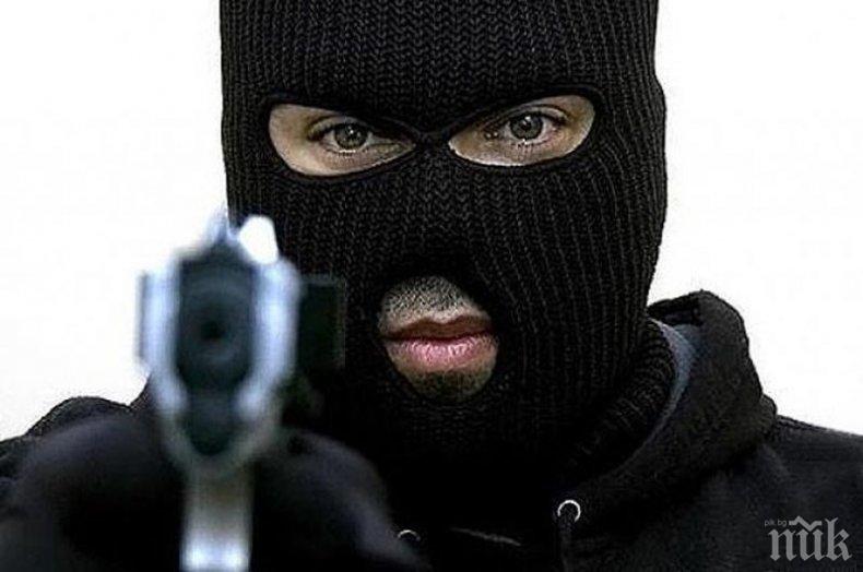 Удари на камък! Мъж с маска и пистолет опита да обере павилион в Пловдив