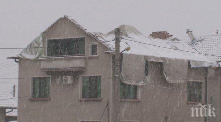 бедствието враца посрещнаха снега найлони вместо покриви снимки