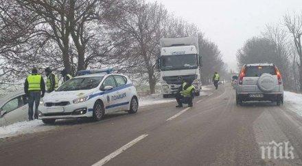 джигити снега меле пътя варна добрич двама души критично състояние болница