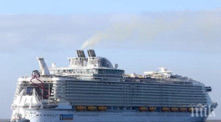 историческо големият круизен кораб света започна първия курс снимки