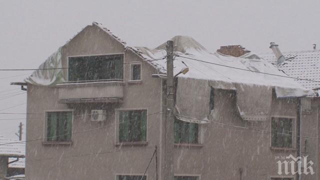 След бедствието във Враца: Посрещнаха снега с найлони вместо покриви (СНИМКИ)