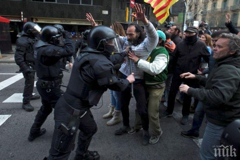 ИЗВЪНРЕДНО! Сблъсъци между полиция и протестиращи в Барселона