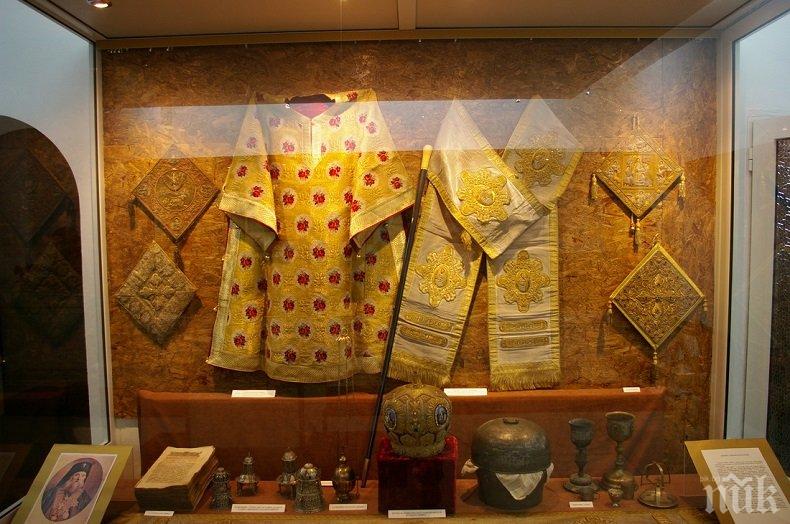 УНИКАЛНА ИЗЛОЖБА! Подреждат непоказвани експонати от хранилището на Пловдивската митрополия в Археологическия музей за Великден