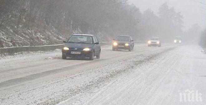 ВНИМАНИЕ! Сняг затрупа Предела, спират камионите по пътя Симитли - Разлог