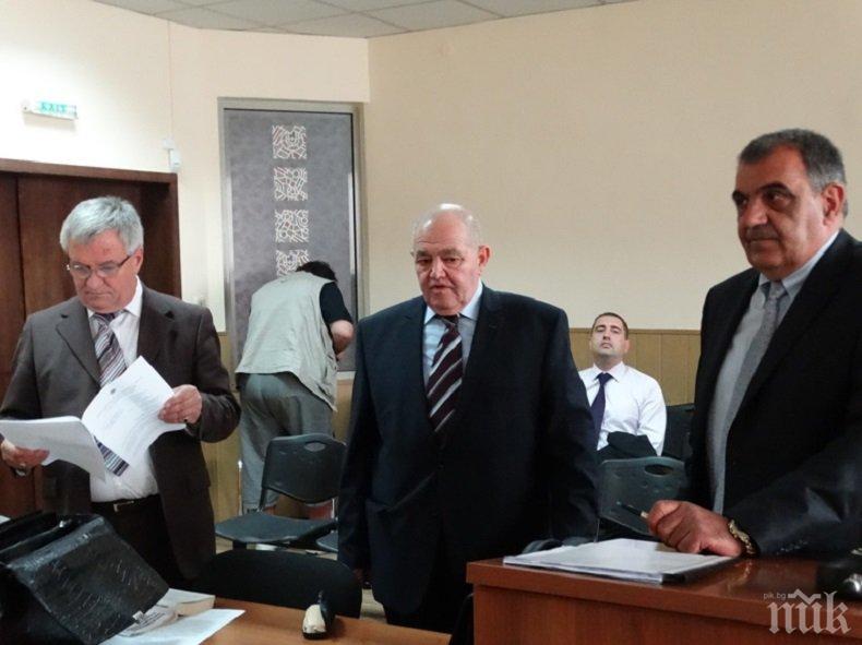 Върнаха на работа разследван за рушвет професор