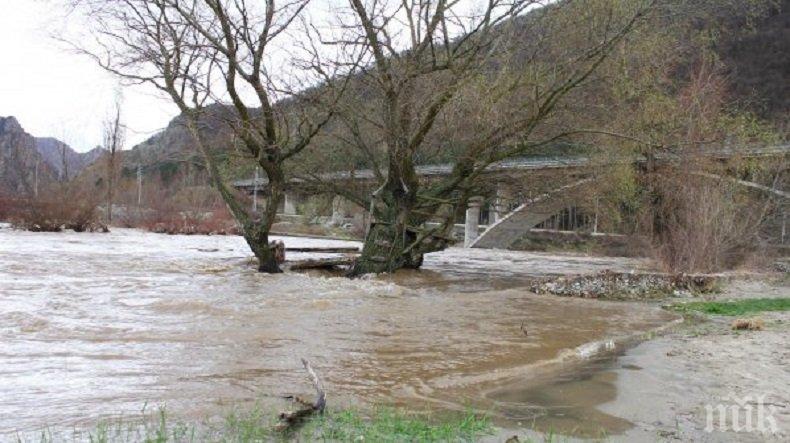 ИЗВЪНРЕДНО! Река Струма преля край Кресна