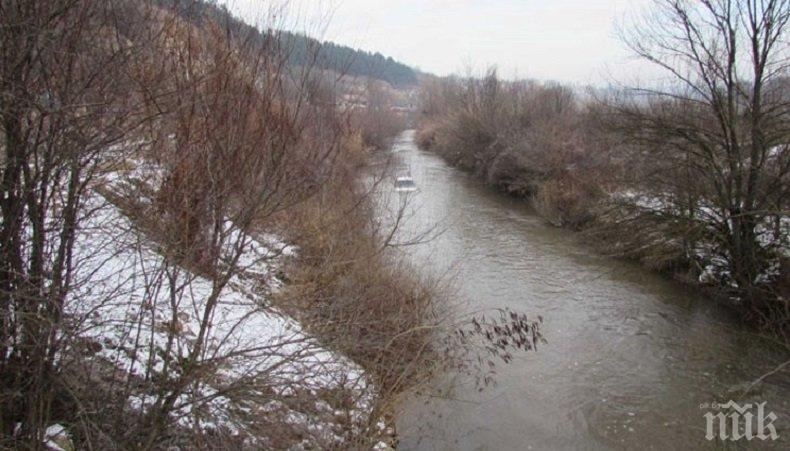 На косъм! Критично е нивото на река Русенски Лом