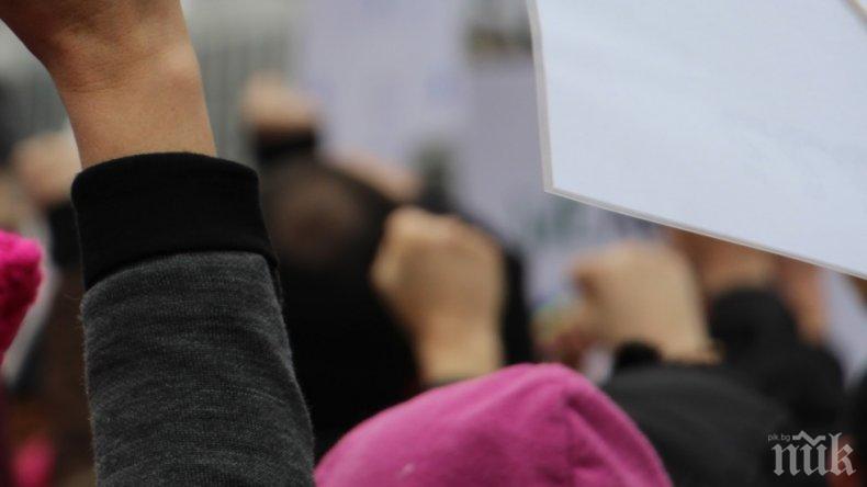 Перничани излязоха на протест, блокираха пътя за Брезник