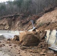 ОПАСНО! Ново свлачище тръгна на пътя Рудозем - Смилян (СНИМКИ)