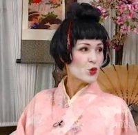 ПЪЛЕН МАЙТАП! Гала стана гейша с кимоно втора ръка (СНИМКИ)