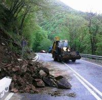 Свлачище затвори част от пътя Твърдица-Елена