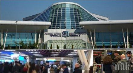 ексклузивно първо пик тотален хаос безобразие летище софия опашките километрични пътници чакат часове видео