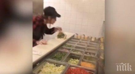 брутално служителка ресторант изплю храната клиентка очите