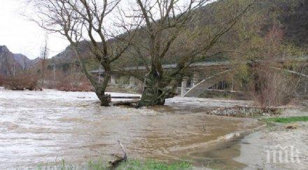 струма подкопава главния път вдигат дига симитли