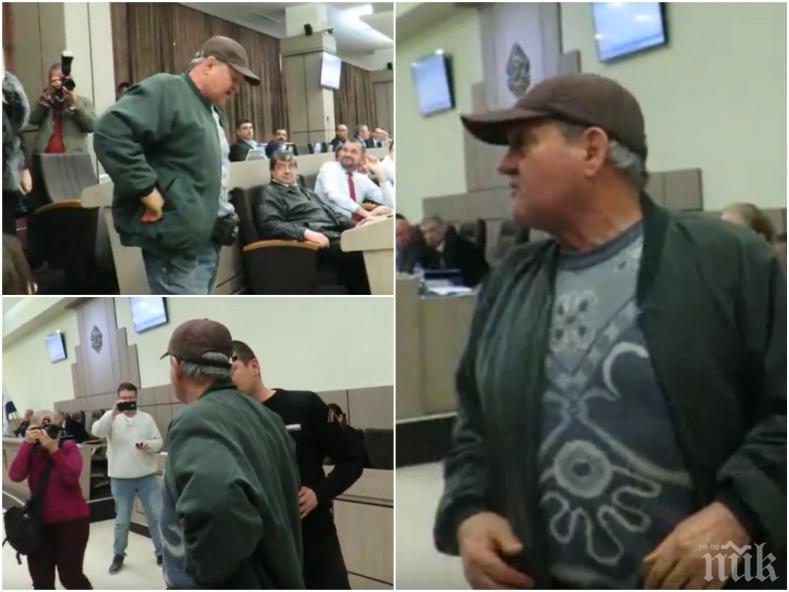 Екшън в Общинския съвет в Бургас: Изгониха мъж от сесията заради клетви към съветник (ВИДЕО)