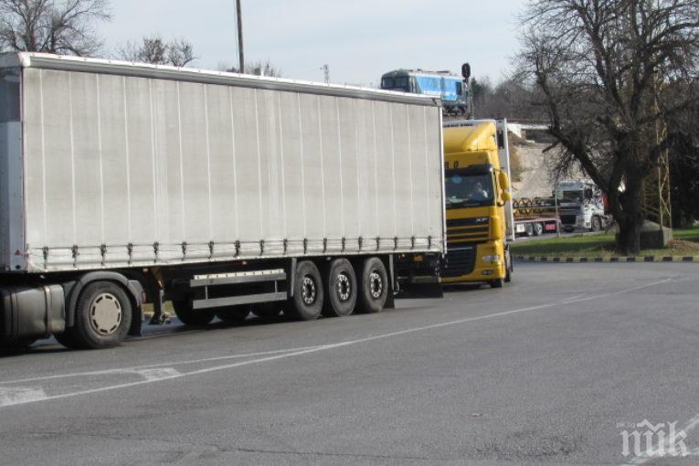 Тираджия в шок! Отиде да пие вода, свиха пачка със 7 бона от камиона
