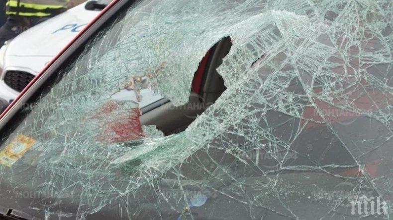Жестока катастрофа в Пловдив! Кола се обърна по таван! Жена и дете откарани в болница (СНИМКИ)