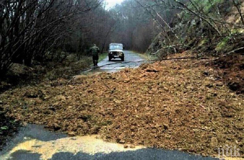 Затвориха пътя Малко Търново-Царево заради свлачище