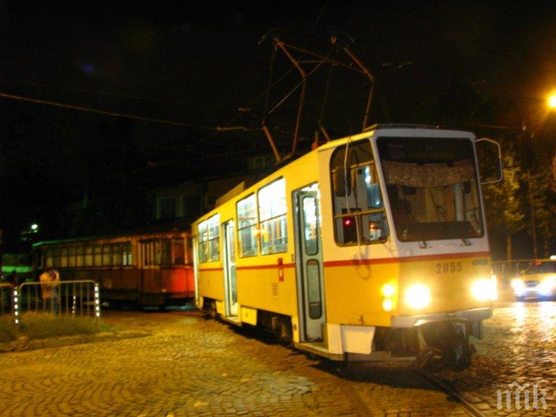 СИГНАЛ ДО ПИК! Жители на Красна поляна и Разсадника газят локви в тъмното, трамваи вървят празни

 