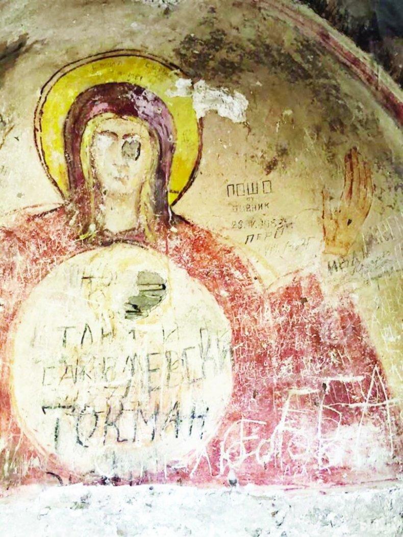 Изгавриха се с вековна икона