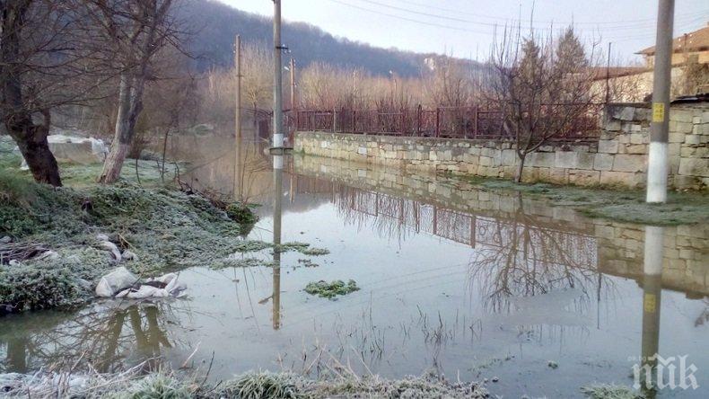 Скъсаха се дигите на река Русенски Лом