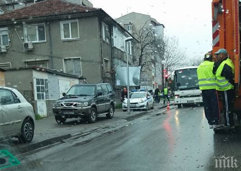 Кола помете жена на пешеходна пътека в Пловдив (СНИМКИ)
