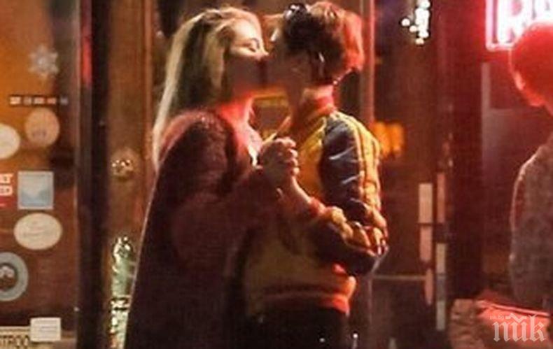 ЛЕСБО АФЕРА! Парис Джексън и Кара Делевин имат връзка?