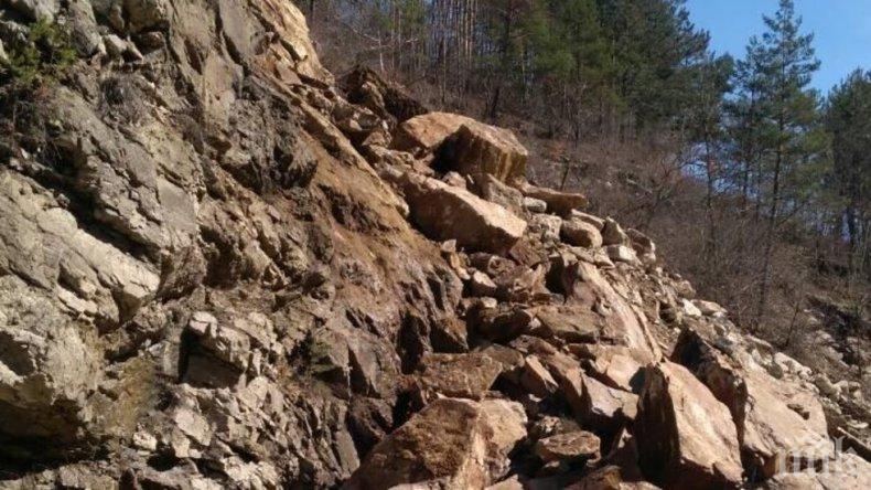 Обявиха частично бедствено положение в Смолян заради свлачището на пътя за Мадан