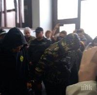 Докараха с качулки в съда убийците на столичния бизнесмен (СНИМКА)