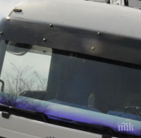 Тир се преобърна на пътя и смачка три коли