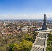 БСП пази Альоша в Пловдив с жива верига