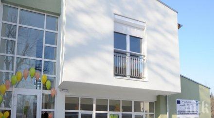 сирак раздава юмруци възпитатели дом плаши удуши преподавателка