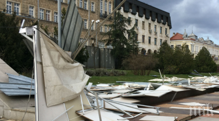 бурният вятър отнесе постройки изложение шумен