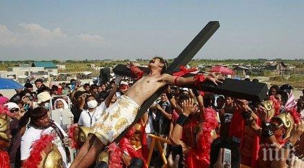 филипинци разпъват кръст навръх разпети петък