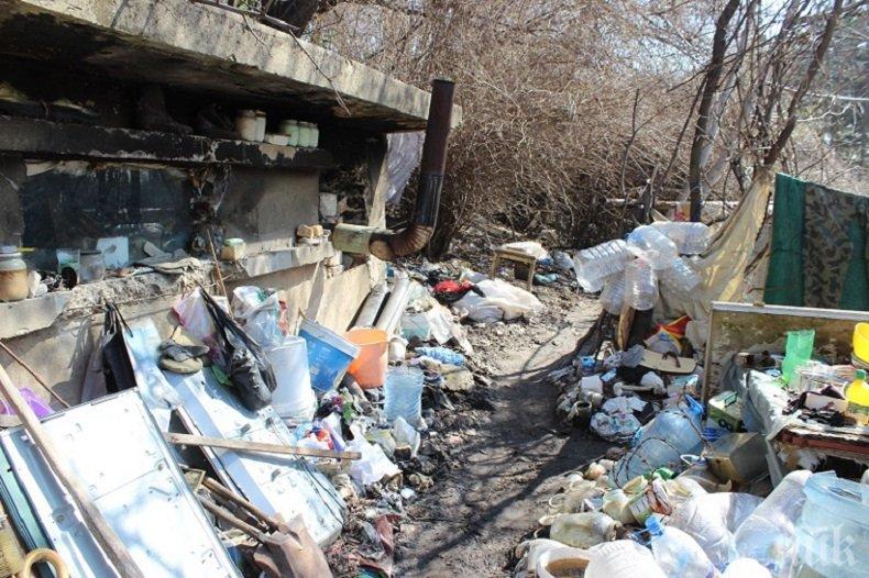 ТОВА НЕ Е ЖИВОТ! Откриха майка и син да живеят в землянка в Шумен